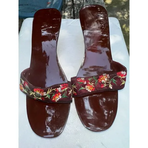 VINTAGE NEW GLOSSY BURGUNDY WOOD SLIDES W/ EMBROIDERY 7 - Picture 3 of 5